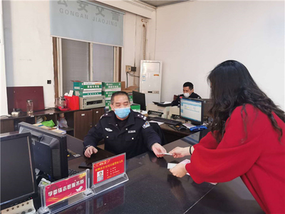 戰疫情 保暢安 雙牌交警學雷鋒精神，為民服務當先鋒