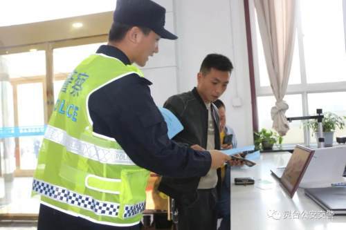 服務(wù)窗口發(fā)傳單 說安全 這地選得好 安全咨詢服務(wù)接地氣